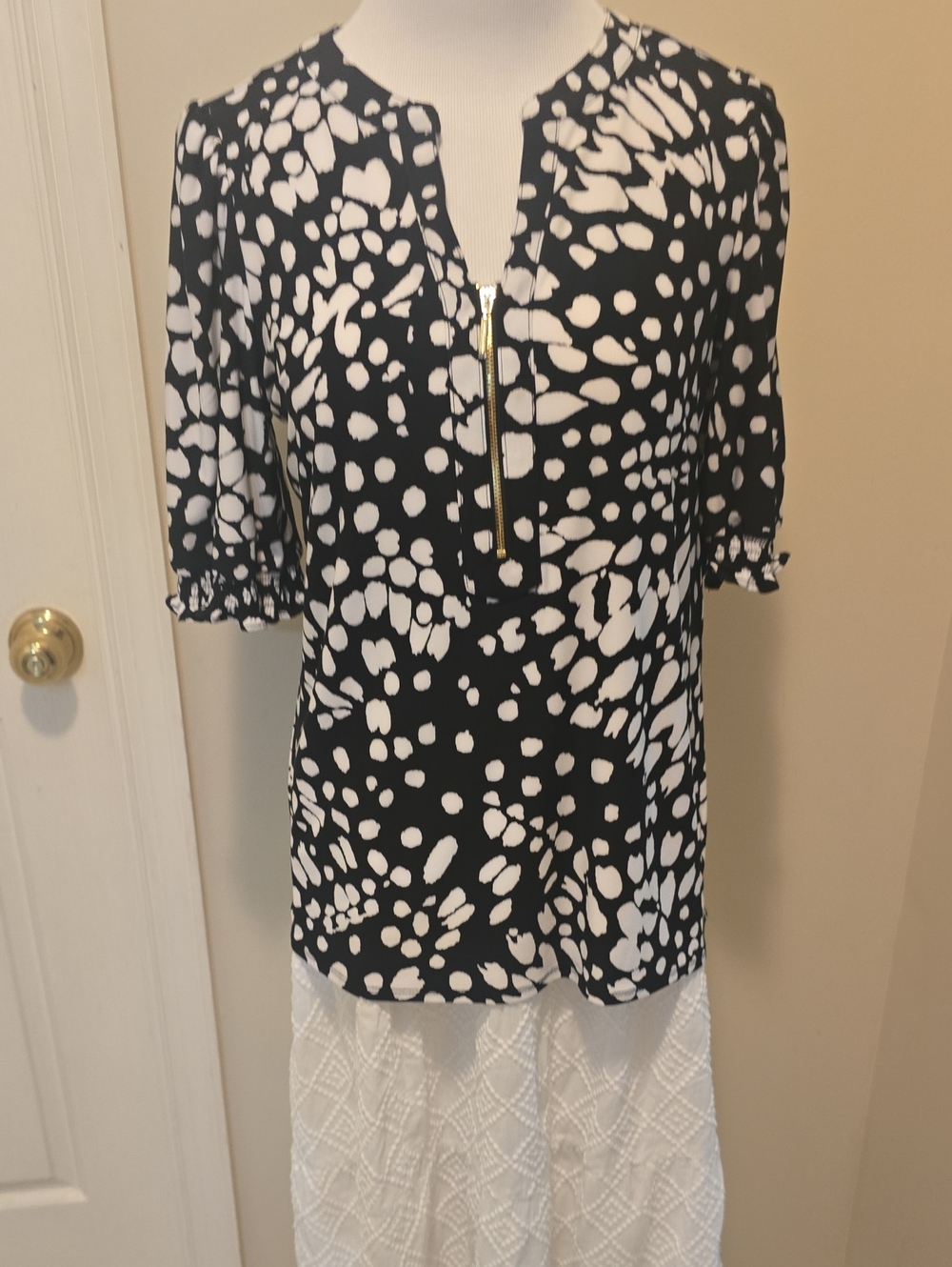 Anne Klein Black and White Zip-Front Printed Top